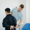 Ból pleców przy pracy biurowej — kiedy to przeciążenie, a kiedy sygnał ostrzegawczy