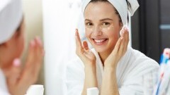 Czy używanie kremów przeciwstarzeniowych pod oczy jest skuteczne?