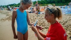 Idziesz z dzieckiem na plażę? Poproś ratownika o opaskę!