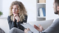 Jak długo powinna trwać żałoba i kiedy należy wybrać się do psychologa po stracie bliskiej osoby?