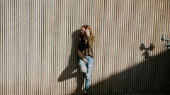 Od palazzo do kulotów – przewodnik po najmodniejszych fasonach szerokich spodni damskich