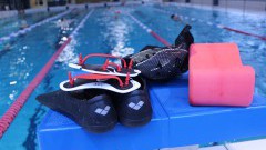 Płetwy i łapki pływackie – dlaczego warto z nich korzystać?