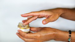 Serum pod oczy - czy warto je stosować?