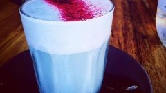 To może być hit jesieni - niebieskie latte (zdjęcia)