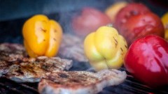 Uwielbiasz grillować? Zobacz co jeść aby nie przytyć.