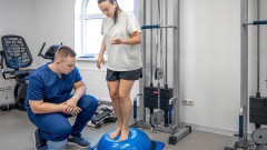 Współpraca między lekarzem, fizjoterapeutą a pacjentem – klucz do skutecznej rehabilitacji