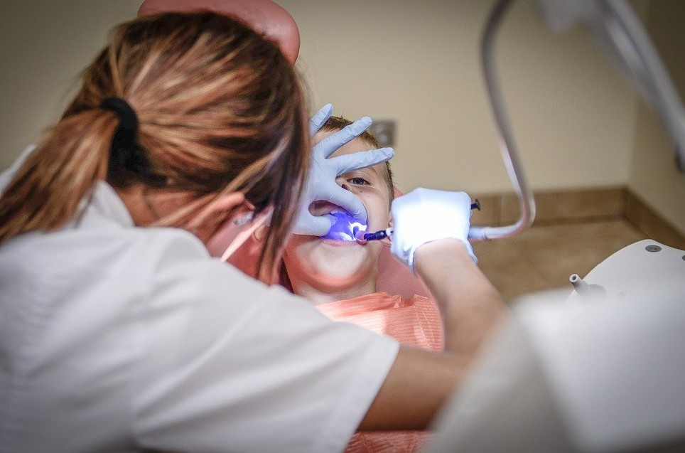 Jak sprawnie i szybko umówić się na wizytę do dentysty w moim mieście?