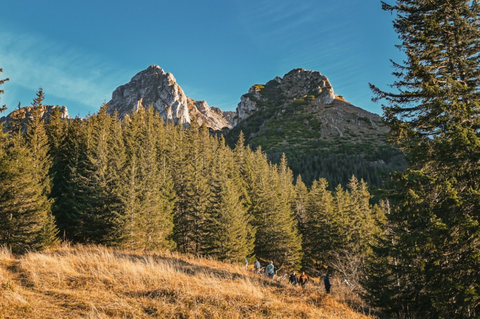 Jesienny wypoczynek w górach – dlaczego warto wybrać Tatry poza sezonem?