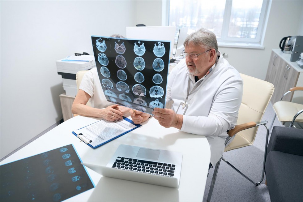 Kiedy warto udać się do neurologa? Objawy, które powinny Cię zaniepokoić