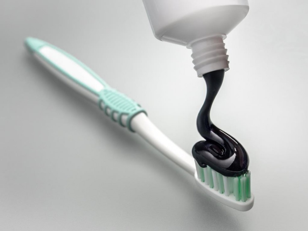 Nowy hit internetu - czarna pasta do zębów