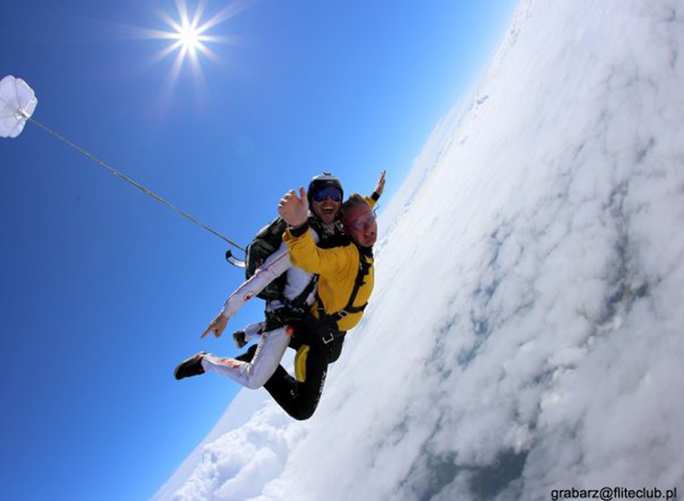  Skok spadochronowy w tandemie – przeżyj wyjątkową przygodę!