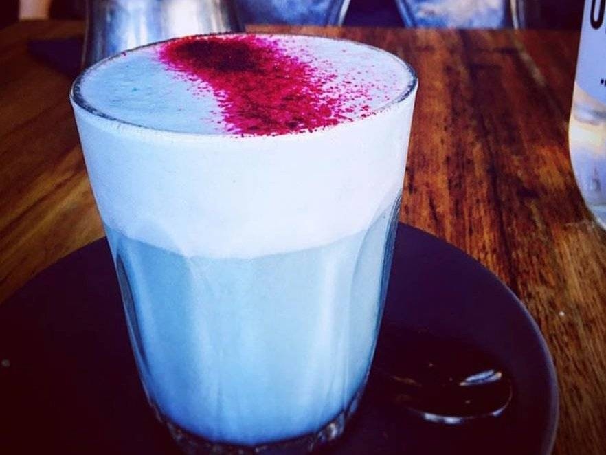 To może być hit jesieni - niebieskie latte (zdjęcia)