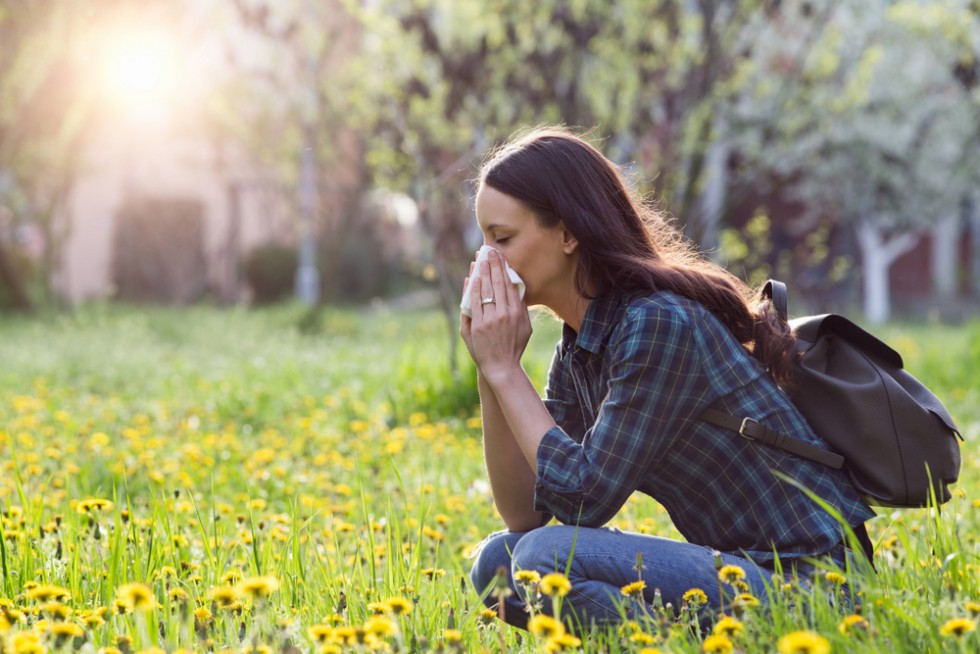 Wiosenne boje z alergią – jak sobie z nią radzić?