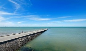 Droga znika w oceanie