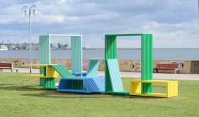 Gdynia. Na Bulwarze Nadmorskim stanęły nietypowe meble miejskie 