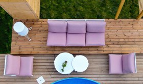 Inspirujące pomysły na urządzenie zadaszonego tarasu z wykorzystaniem aluminiowych sof ogrodowych