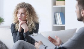 Jak długo powinna trwać żałoba i kiedy należy wybrać się do psychologa po stracie bliskiej osoby?