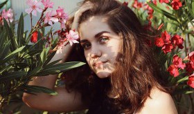 Jak uniknąć fotostarzenia i przebarwień? Pielęgnacja cery latem