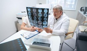 Kiedy warto udać się do neurologa? Objawy, które powinny Cię zaniepokoić