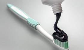 Nowy hit internetu - czarna pasta do zębów
