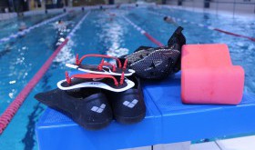 Płetwy i łapki pływackie – dlaczego warto z nich korzystać?