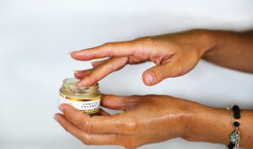 Serum pod oczy - czy warto je stosować?