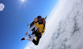 Skok spadochronowy w tandemie – przeżyj wyjątkową przygodę!