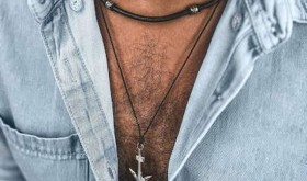 Styl na Wyciągnięcie Ręki: Top 5 Męskich Naszyjników na Każdą Okazję