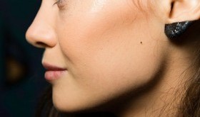 To już pewne. Makijaż uszu staje się silnym trendem w urodzie!