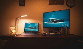 Wpływ jakości oświetlenia na zmęczenie oczu – jak urządzić ergonomiczne stanowisko pracy i nauki