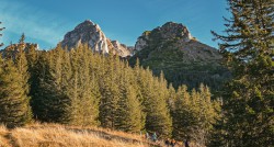 Jesienny wypoczynek w górach – dlaczego warto wybrać Tatry poza sezonem?