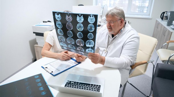 Kiedy warto udać się do neurologa? Objawy, które powinny Cię zaniepokoić