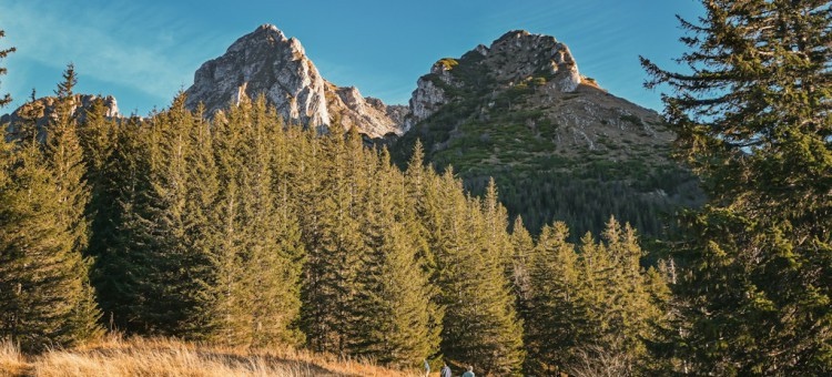 Jesienny wypoczynek w górach – dlaczego warto wybrać Tatry poza sezonem?