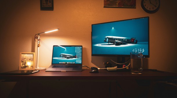 Wpływ jakości oświetlenia na zmęczenie oczu – jak urządzić ergonomiczne stanowisko pracy i nauki