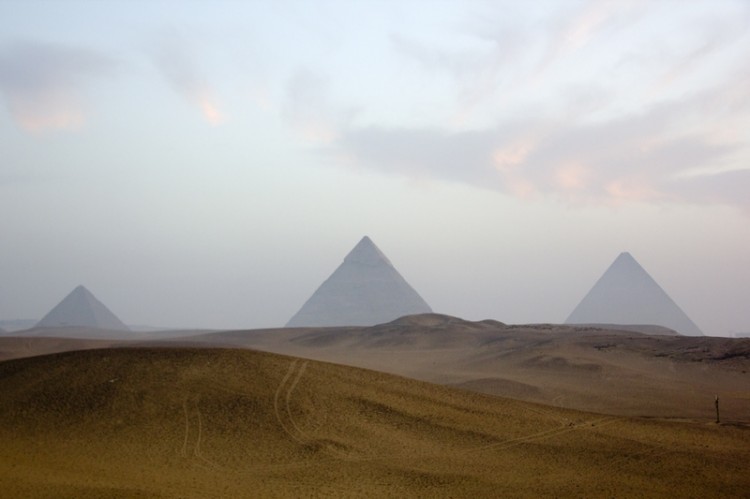 Piramidy o wschodzie słońca