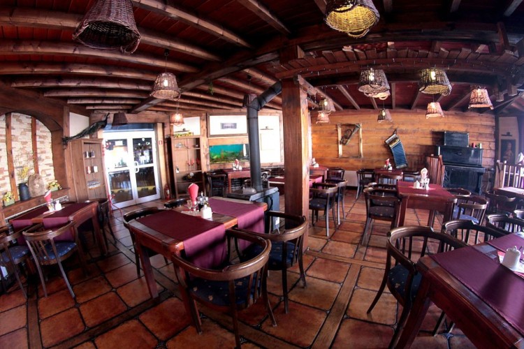 Sala restauracyjne może pomieścić ok. 150 gości